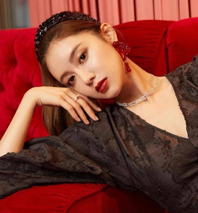 美娜晒美照球迷怒赞她为最美篮球主播水蜜桃身材太吸睛了