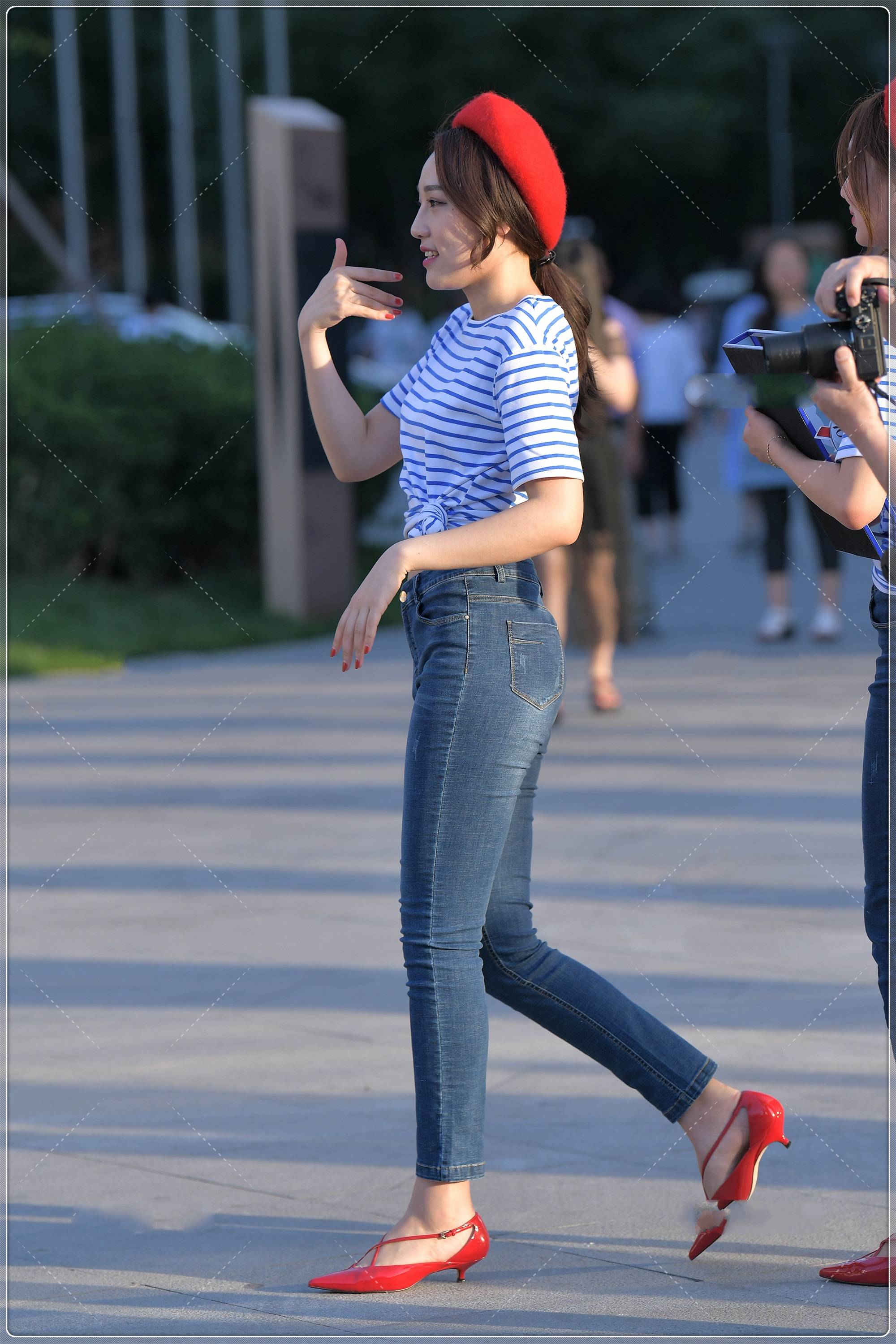 原创蓝色条纹t恤搭配牛仔裤,简约时尚,热情四溢