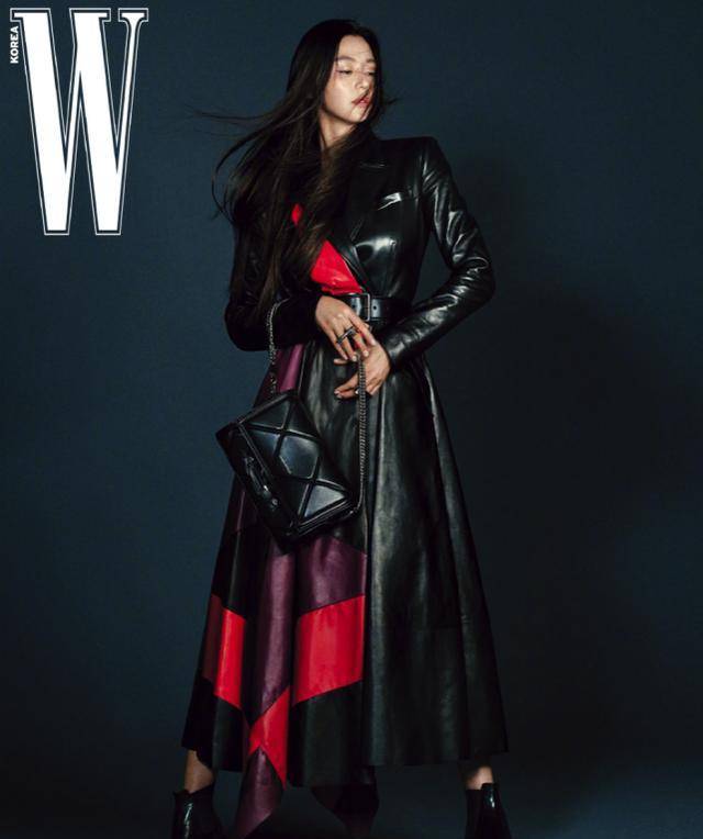 女神全智贤终于营业,登上《w》韩版八月刊封面,自带气场超飒爽