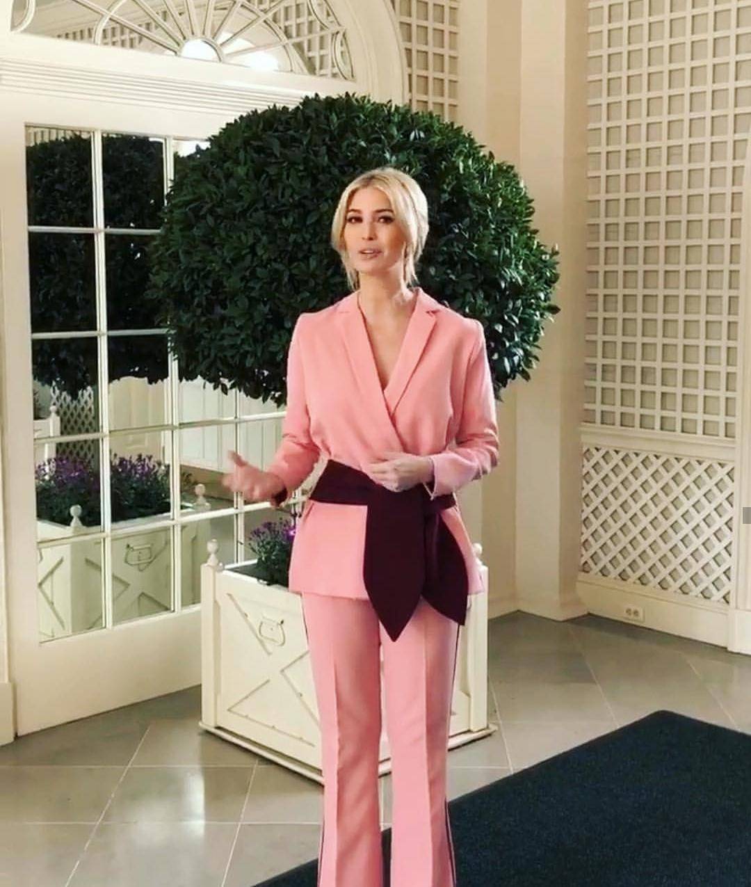 原创第一千金伊万卡这次失手了!黄色碎花裙土的掉渣儿,腰起码粗一圈