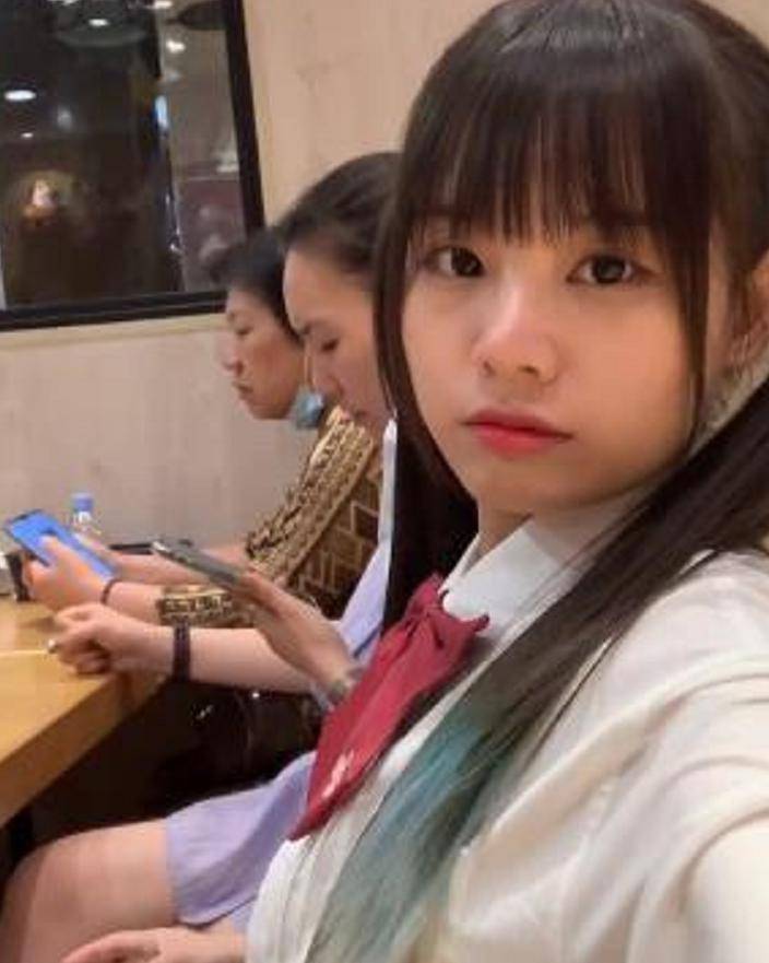 火线妹无滤镜素颜曝光!这小圆脸比原来胖多了