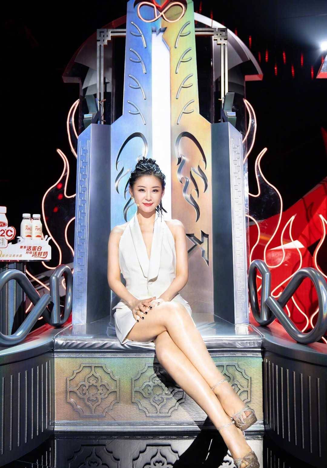 原创李小萌夫妇齐现活动,白色连体裤穿出超模范,个子虽小但气场强大