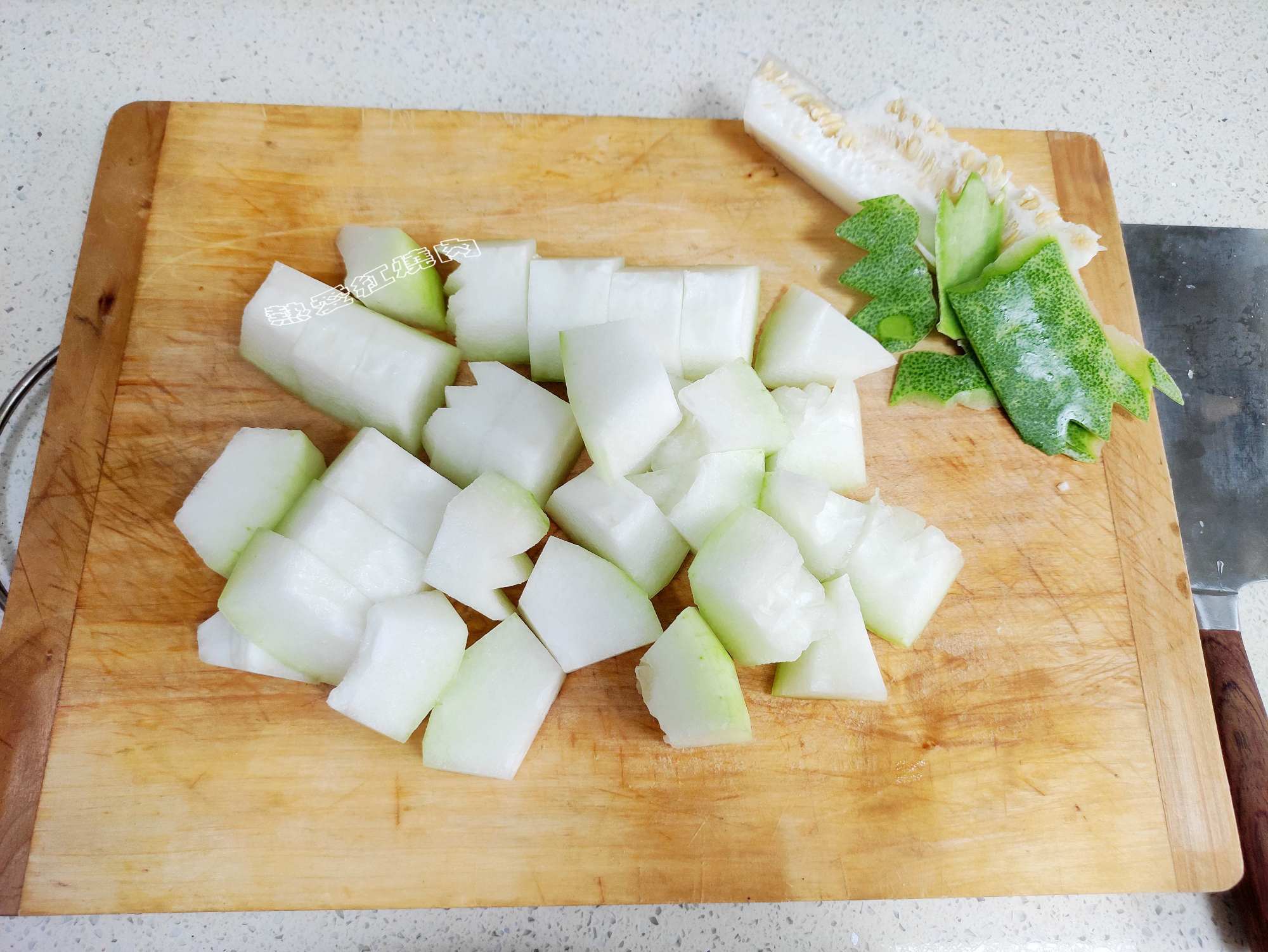 2冬瓜洗净去皮去瓤去籽切大块,冬瓜皮最好不要丢掉,可以留着煮薏米水