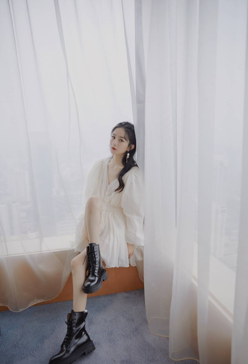 产后复出的赵丽颖一身泡泡裙亮相美煞众人!