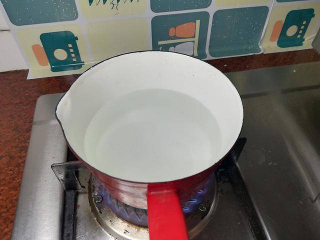 剩下的水放入锅中煮开.