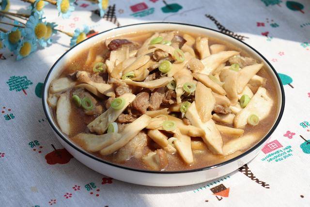 要是单独的炒鸡腿菇可能会觉得口味单一,所以在里面加一些肉片,这样吃