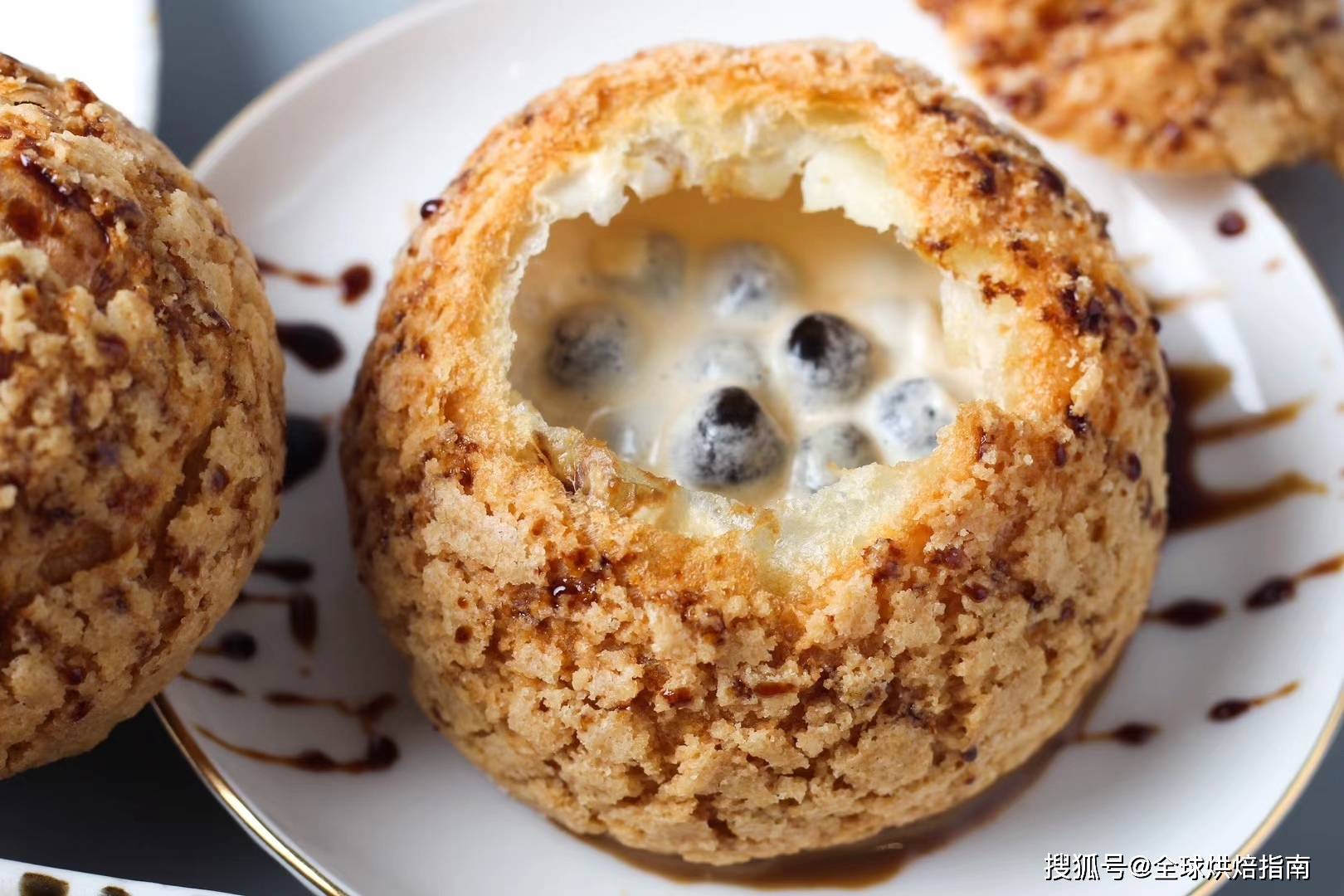 蓬松张孔的奶油面皮中包裹掼奶油,巧克力乃至冰淇淋.