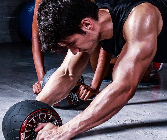 每个喜欢肌肉的男人,都应有一个健腹轮,它能同时锻炼9大肌肉群_运动