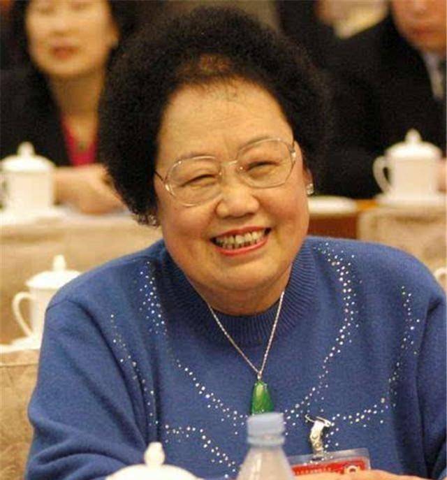 她高中辍学白手起家,49岁结婚"国民老公"迟重瑞_陈丽华