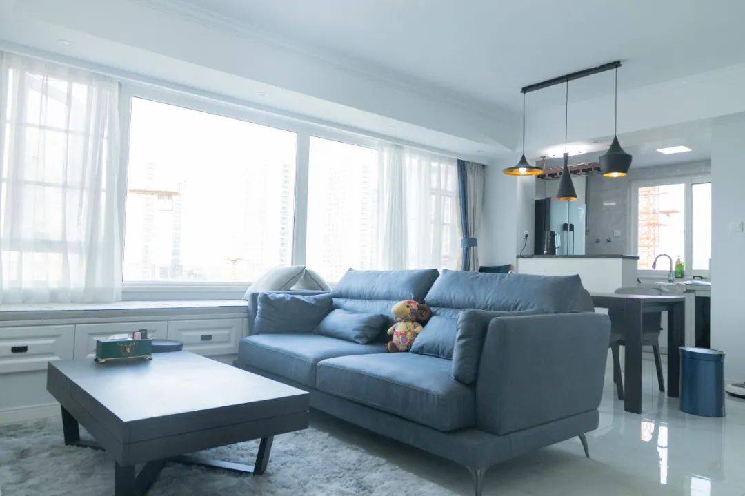 (恒彩业主实拍,横厅户型做了超长飘窗座,不仅可以补充沙发的区域,还