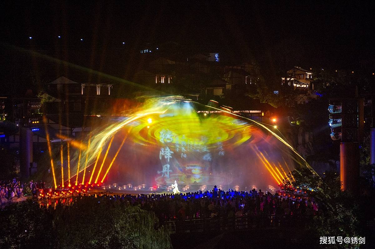 江西上饶全新开放的秘境景区,越夜越精彩,江浙沪避暑好去处_葛仙村