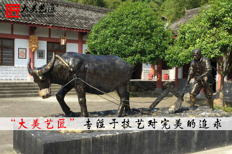 牛耕地雕塑 农民人物犁地雕像 田园乡村景观摆件