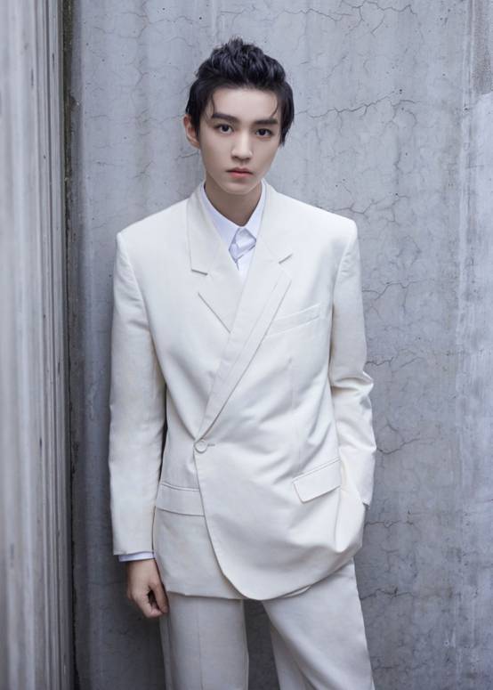 原创男星白色西装造型王俊凯俊秀肖战绅士而他穿成休闲风