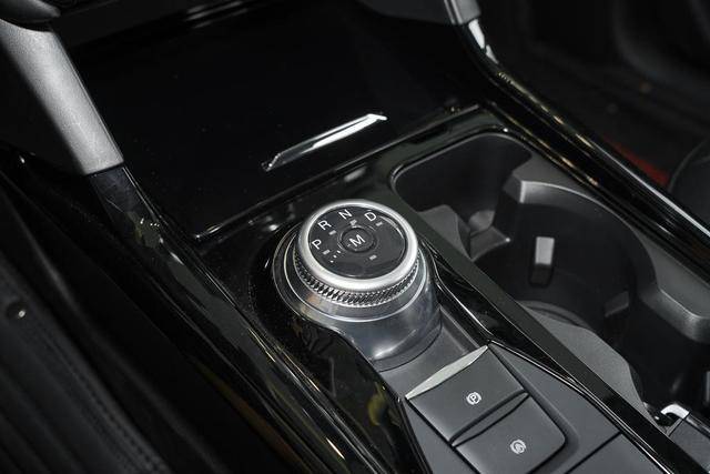 它把"换挡杆"换成了"换挡旋钮", 也就是通过旋转"换挡旋钮"来换挡