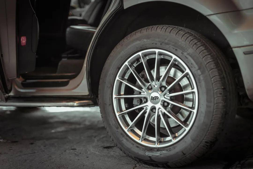 奥迪q7改装升级,18寸锻造轮毂完美适配,气场全开!