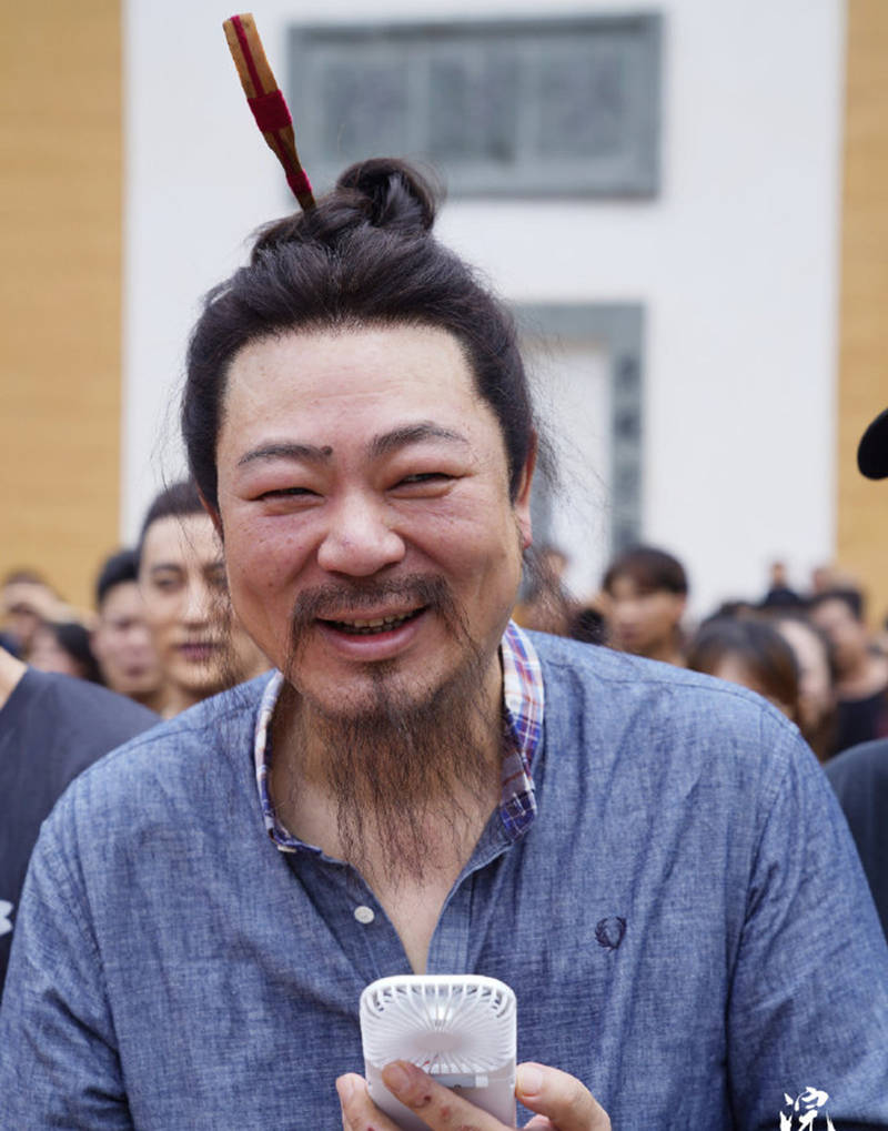 原创48岁高亚麟近照苍老,脸部发福有肿眼泡,状态不及大11岁宋丹丹?