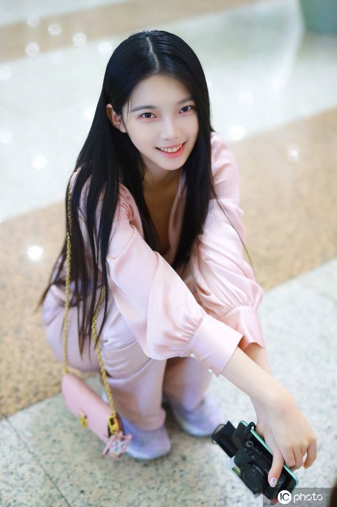 李熙凝粉色裹身上衣 缎面阔腿裤 运动鞋粉嫩可爱