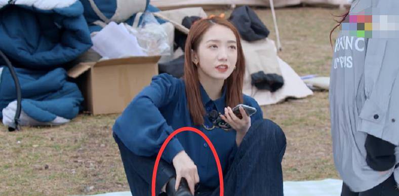 孟美岐以为镜头关了,坐下就开始脱鞋子,下一个动作立马暴露素养!