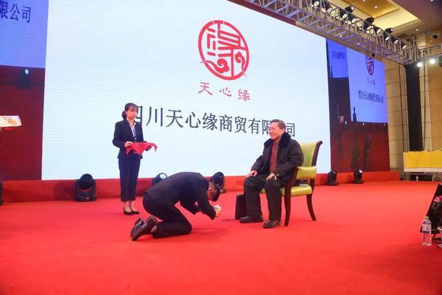 曾兴祥与其嫡传弟子百强,倾半身心血,苦心钻研,夜以继日,在虫草太极酒