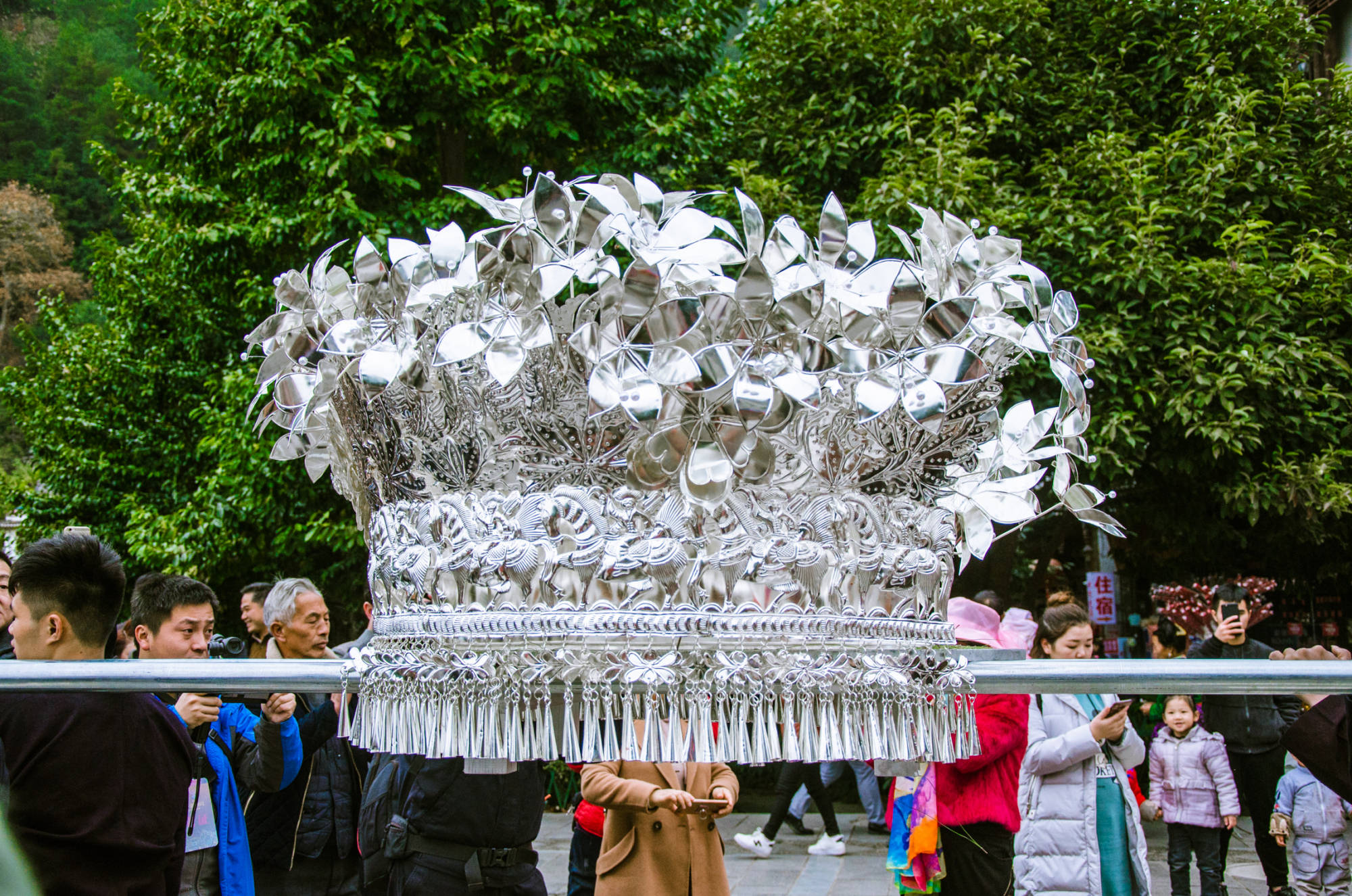 实拍贵州苗族银饰向人呈现了一个瑰丽多彩的艺术世界不要太美