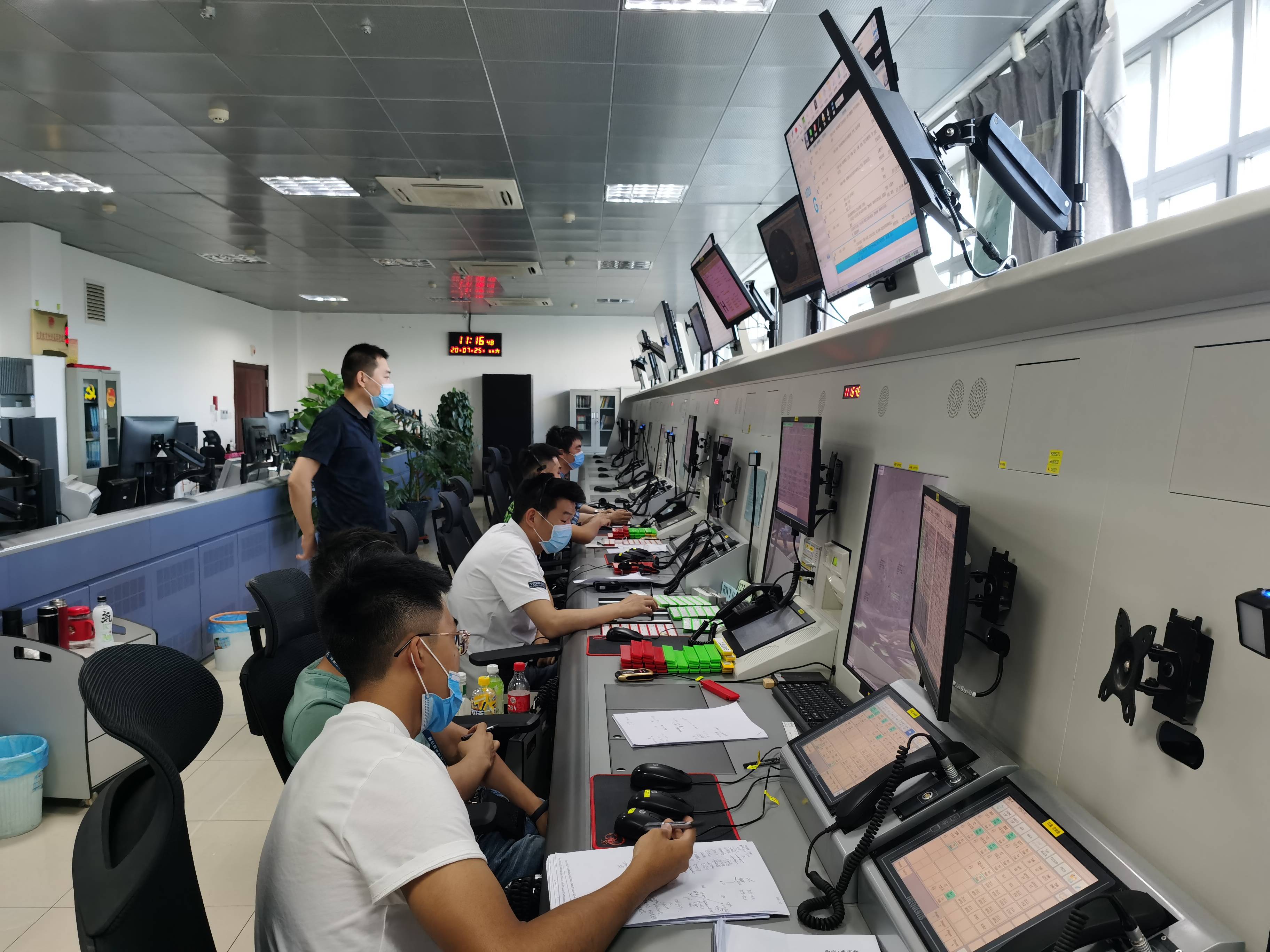 民航青海空管分局进近管制室保障载有心脏病人航班优先落地