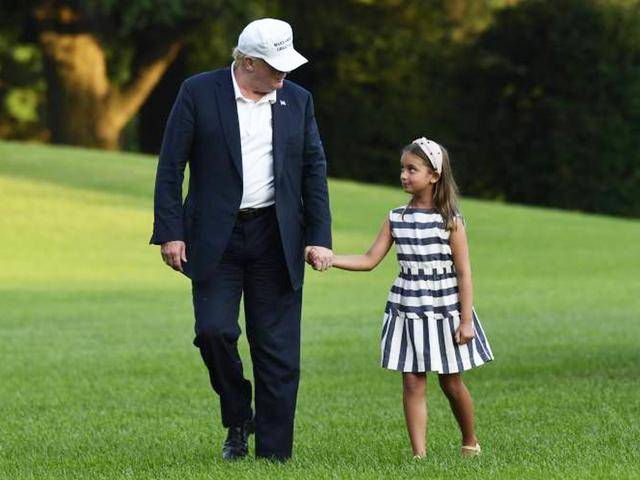 原创特朗普外孙女成翻版伊万卡,从小学妈妈穿无袖裙!9岁就很爱美了