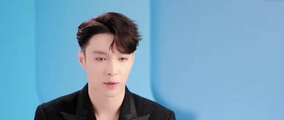 张艺兴与金钟仁聊天,邀请kai来中国玩,谈及exo队友表情藏不住_舞蹈