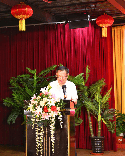 亚投世界投资集团总裁,华英援助基金管委会主任胡险峰致词祝贺并讲话