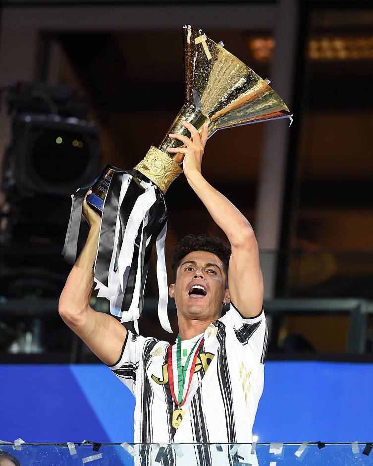 原创c罗捧奖杯笑成表情包错过金靴还有欧冠明年个人意甲三连冠