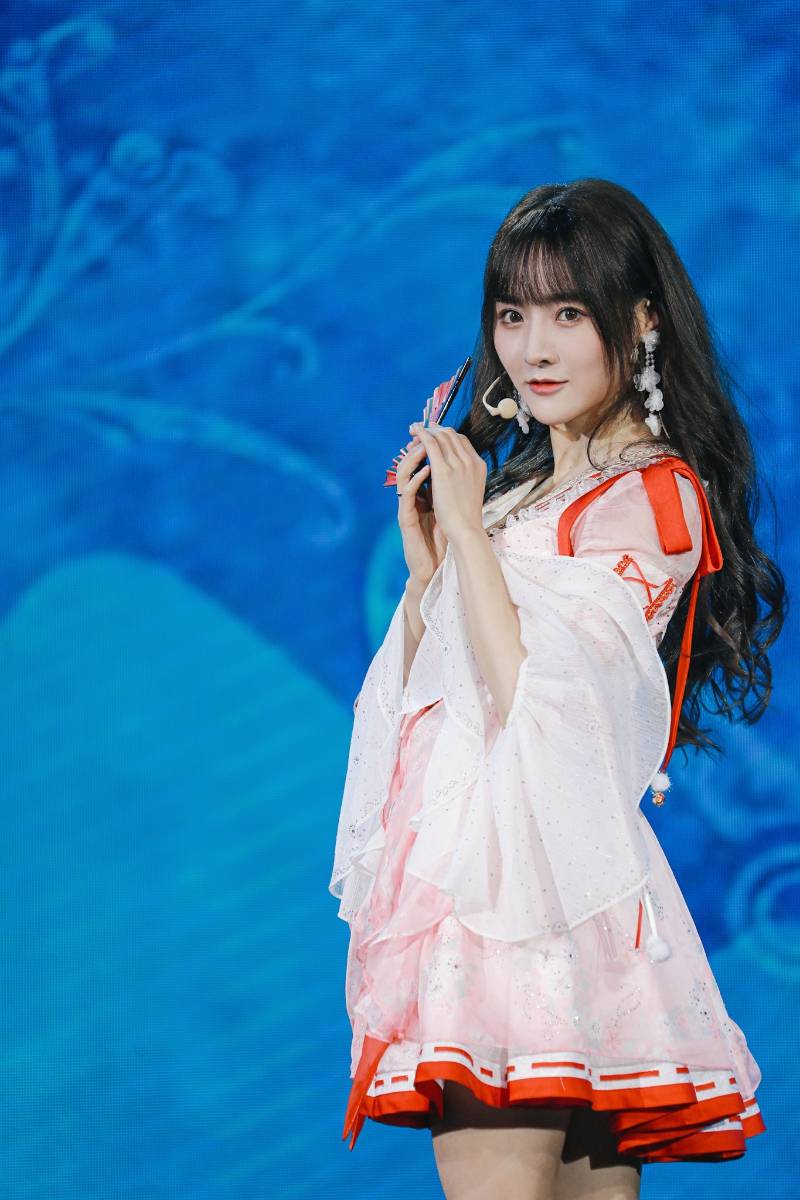 snh48莫寒辦慶生會自曝壓力大 透露即將畢業努力個人發展