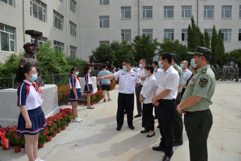 哈尔滨呼兰区萧红小学全军十大英模塑像