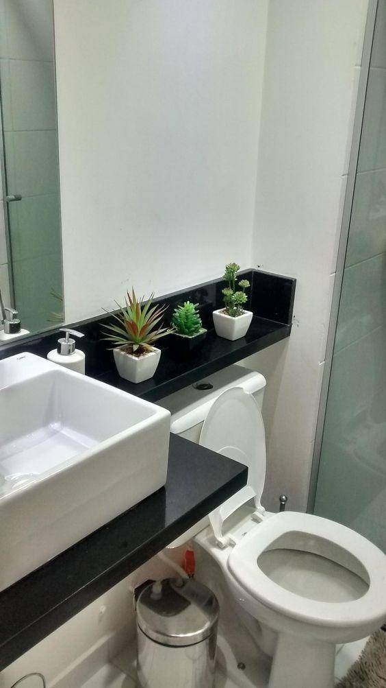 洗漱台旁是马桶要是我就把台面延伸做个10公分小平台放手机