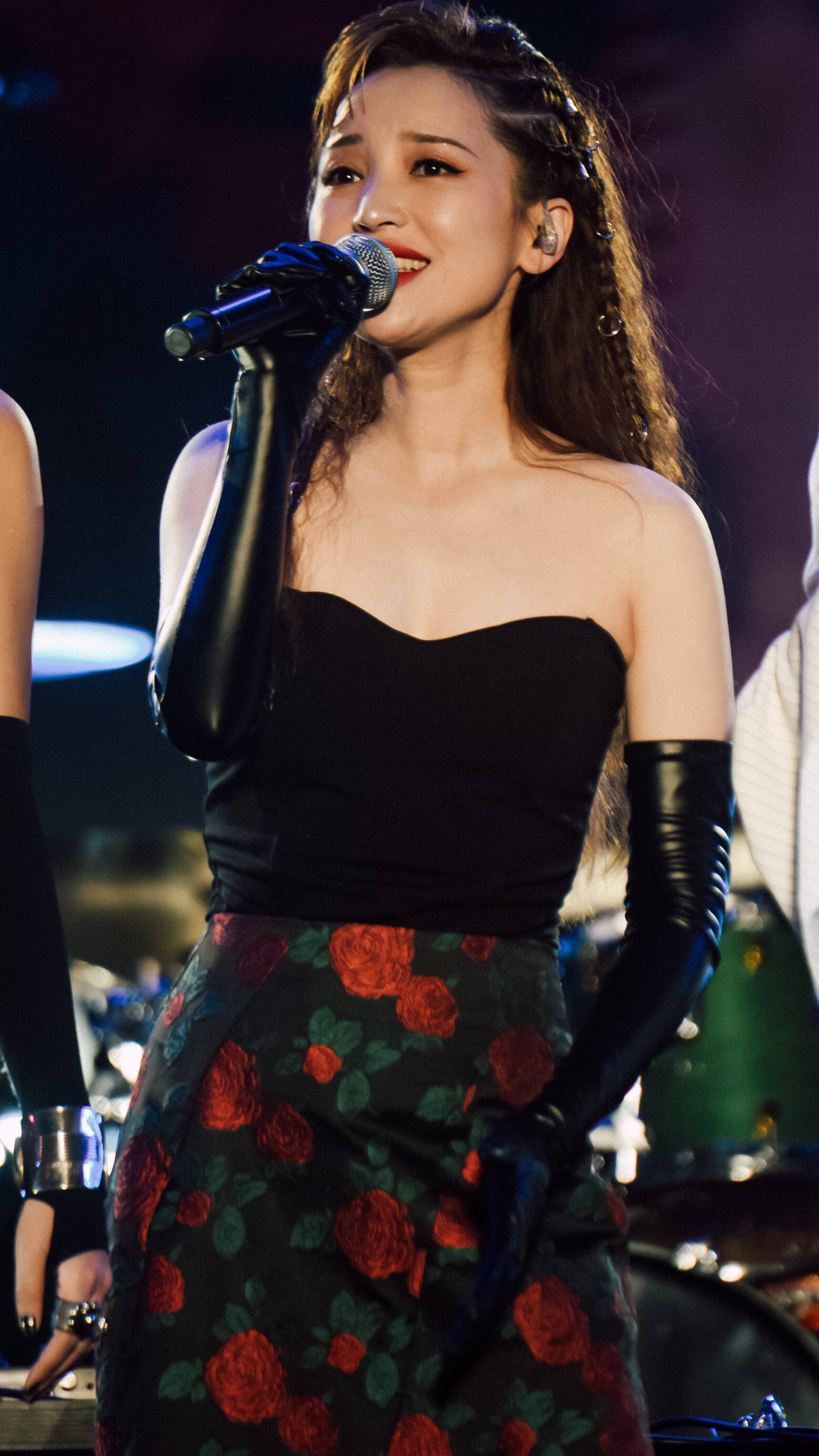 金莎摇滚造型亮相音乐节浪姐后台重聚感情好