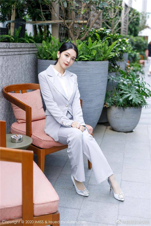 angela小热巴,一身银色西装套装加高跟鞋,穿出职场女性美