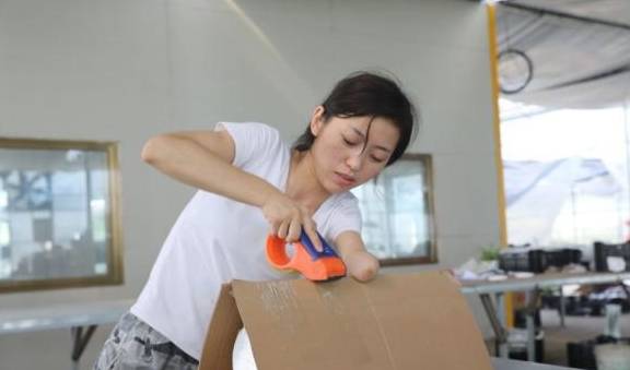 原创90后独臂女孩卖花年入百万?7岁遭遇车祸失去左臂