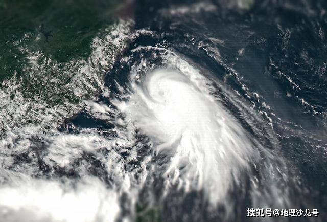 福建位於颱風中心南側,浙江的風向多從海洋吹向陸地,會形成更