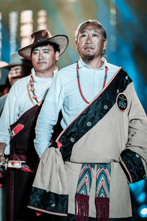 康巴汉子百汉秀演绎最美理塘