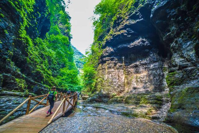 擁有以5a級景區白石山,省級旅遊度假區白石山溫泉旅遊度假區為核心的