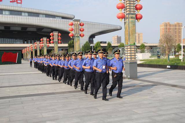 商丘市:梁园区城管开展夏日大练兵