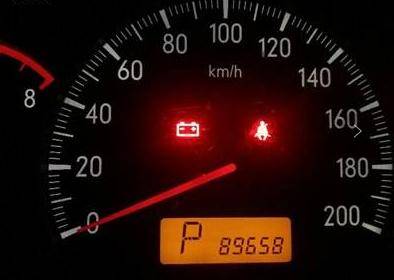 如果在车辆启动自检过后,仪表盘上亮起一个类似"蓄电池"的警示灯,则