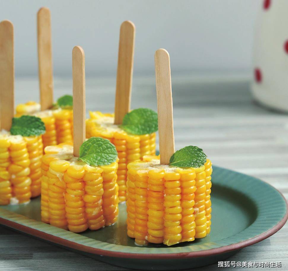 煮玉米,还只用清水煮?多放这几样,煮熟的玉米香甜又软糯