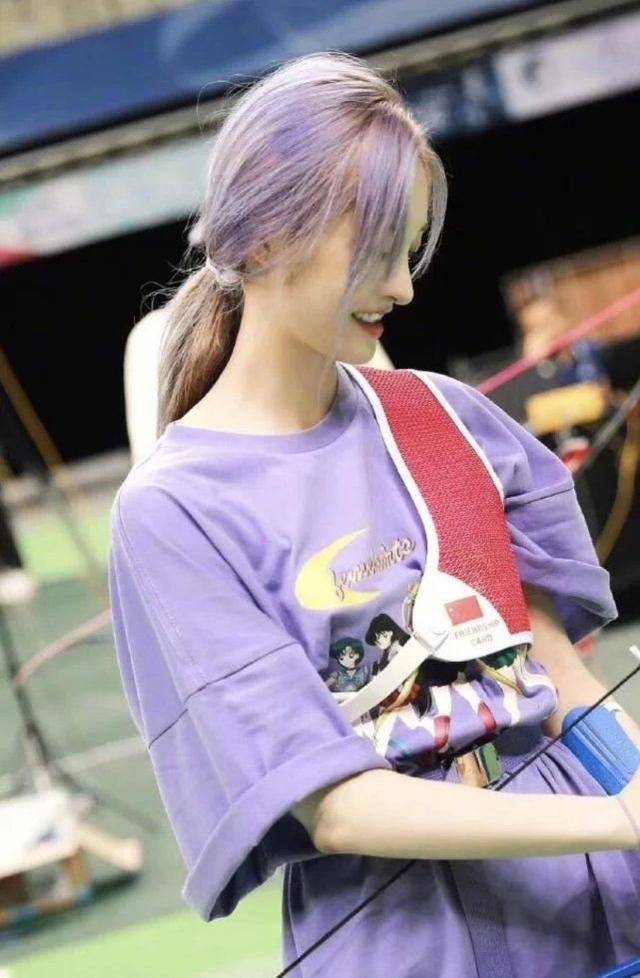 周洁琼一头紫发,远看像漫画中走出来的人一样,近看,打扰了