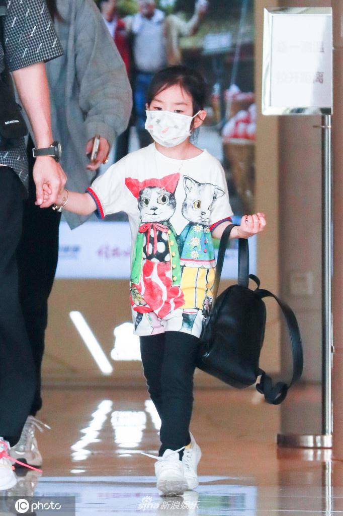 李承铉带女儿吃海鲜大餐 lucky长大不少更像戚薇