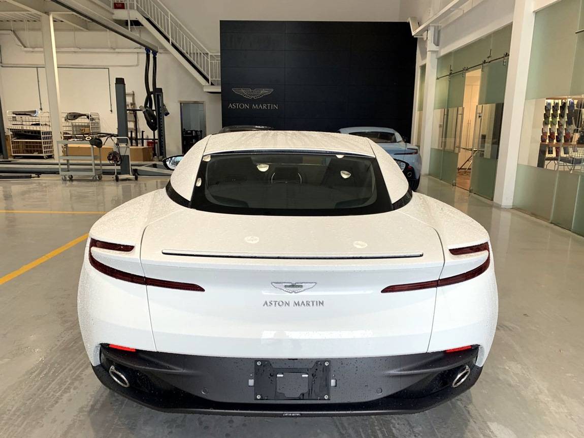 阿斯顿马丁 db11 v8 月光白曜石黑