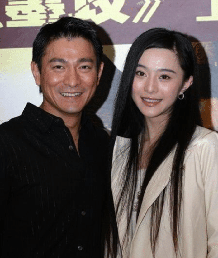 原创刘德华和谁合影都是微笑,唯独在她面前,连"天王的形象"都不顾