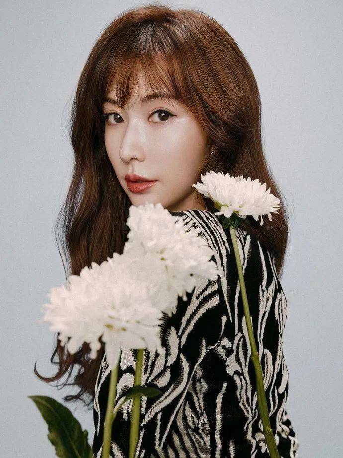 林志玲近照都快认不出来了!齐刘海卷发拍杂志,看着莫名有点显老