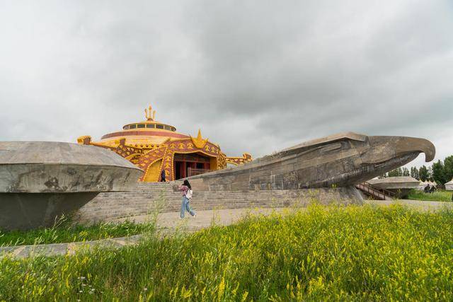 左右两边的分别为正妻孛儿帖,侧妃忽兰