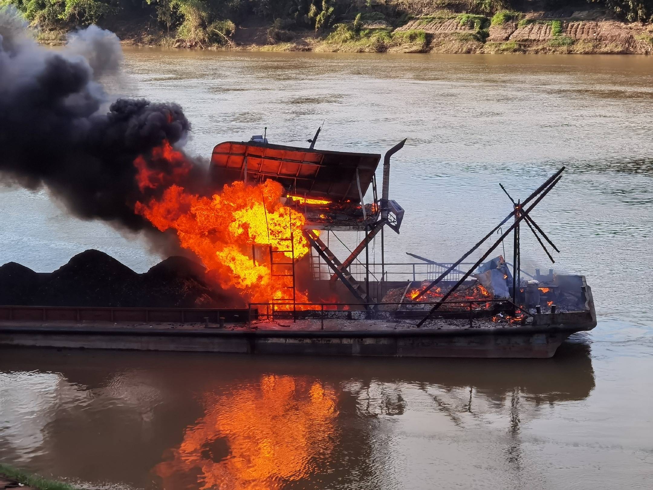 码头货船突发大火,赤水消防紧急救援