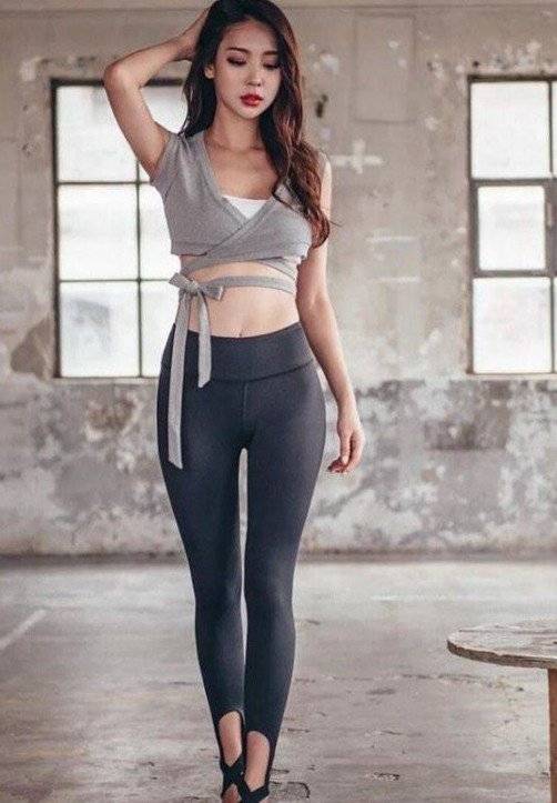 美女街拍紧身打底裤搭配更有立体感突显柔美线条感