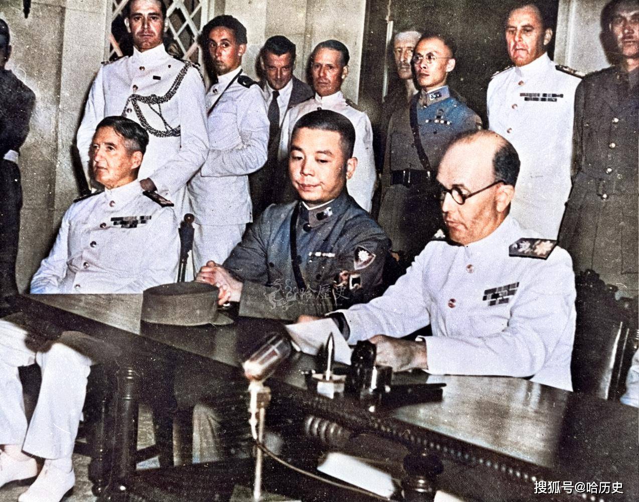 日本海军中将藤田类太郎,在英国皇家海军护送下到达港督府出席投降